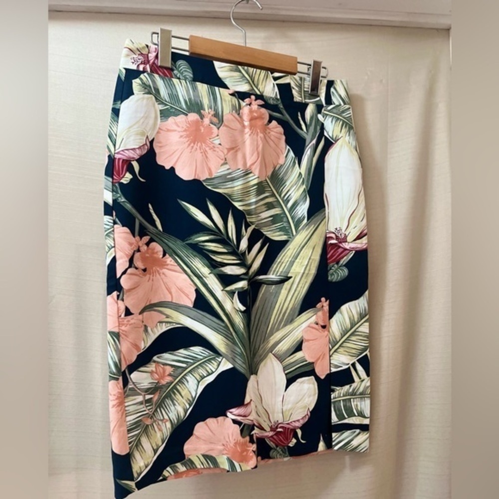 Ann Taylor BOGO tropical leaf summer spring preppy side slit skirt size 6 ⚫️